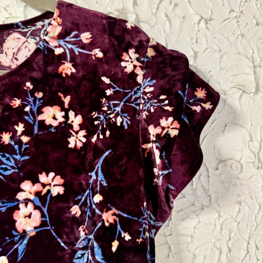 a.n.a Floral Velvet Short Sleeve Top - Burgundy and Pink - Picture 4 of 8